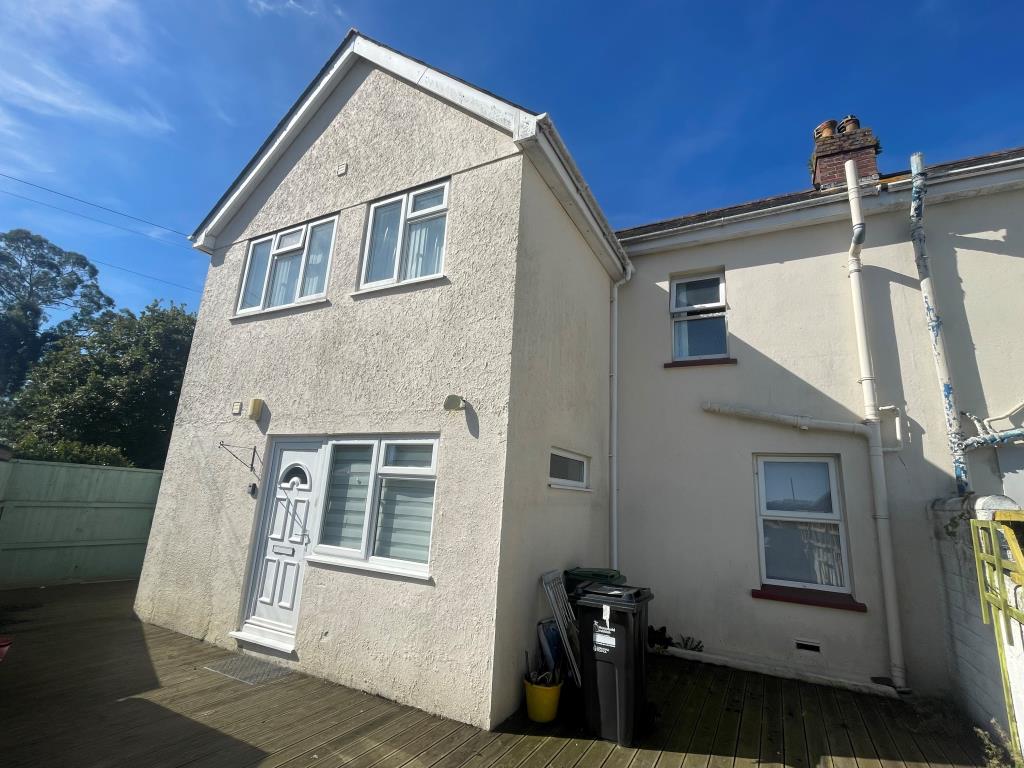Lot: 44 - GROUND FLOOR FLAT FOR IMPROVEMENT - Rear elevation with access door to flat